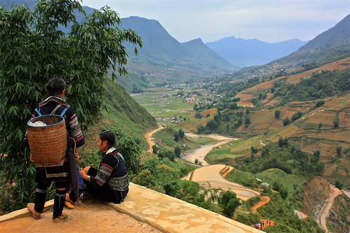 the Hmong women take a short break before our final descent into town for lunch