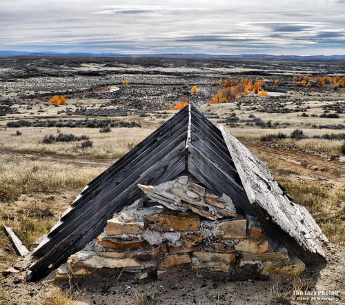 lazy photog elliott photography worland wyoming nowater creek slab dynamite storage buildings dugouts hill side old abandoned weathered 102016nowaterslabrootcellars