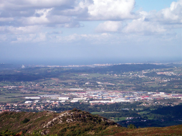 Desde lo alto es posible ver el mar cantábrico y Gijón