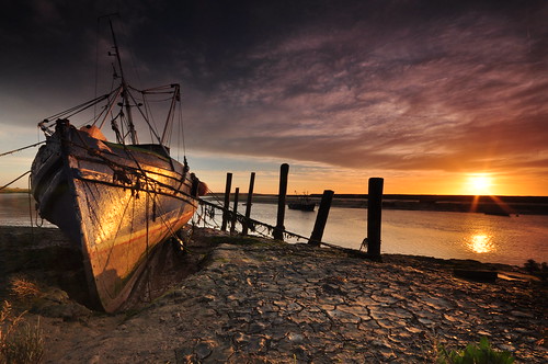 sunrise seascape fishingboat old mud ropes sun greyclouds river greatphotographers