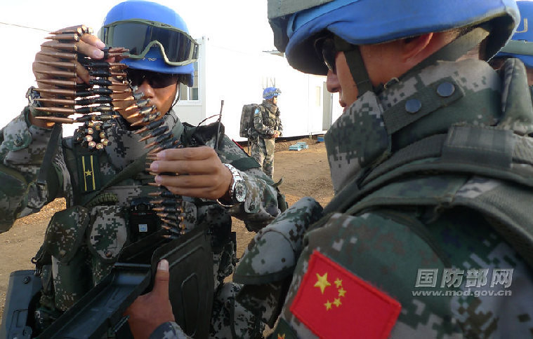 当地时间2015年5月22日，中国首支维和步兵营正式受领南苏丹朱巴市区巡逻任务，我维和官兵昂首走上“战位”宣示和平力量。