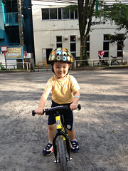 公園で自転車（ストライダー）の練習 2歳9ヶ月