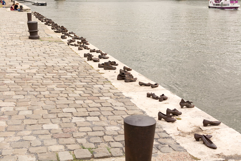 Paseo de los Zapatos del Danubio, en Infinito