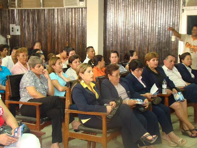 Reunión de Alcalde Ítalo Colamarco con empleados municipales