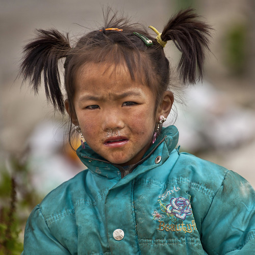 poverty china street portrait girl kid tibet earrings poorness nyalam