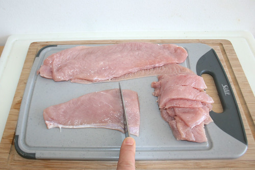11 - Putenfleisch in mundgerechte Stücke schneiden / Cut turkey filet in bite-sized pieces
