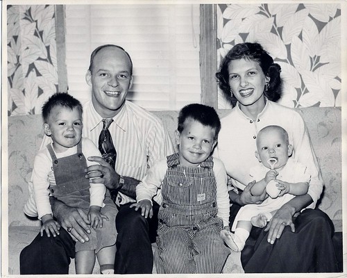 familyportrait familyphoto familygroup 1950s 1950sfamilyphoto 1950sfamilyportrait