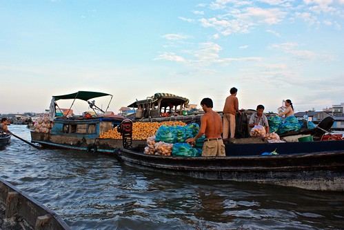 the onion? boat is surrounded! notice the bags? you can only buy in bulk at this floating market