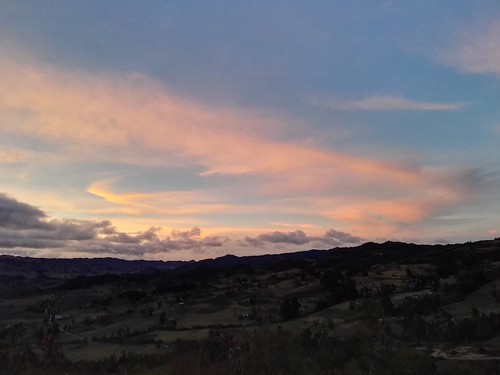 atardecer anochecer amanecer puesta de sol naturaleza recorrer diversidad naranja azul rosado campo verde vegetación nubes árboles volar reflejo