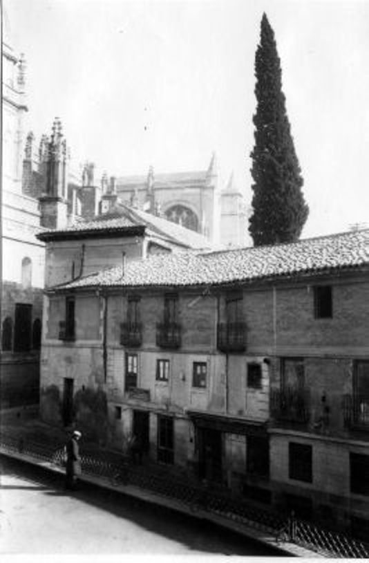 Ciprés majestuoso de la casa del Deán de Toledo (Audiencia provincial) a principios del siglo XX