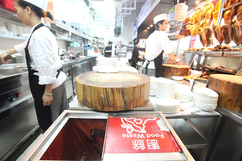 為了回收剩食做堆肥，香港國際機場在餐廳設置廚餘桶。圖片來源：Food for Good HK