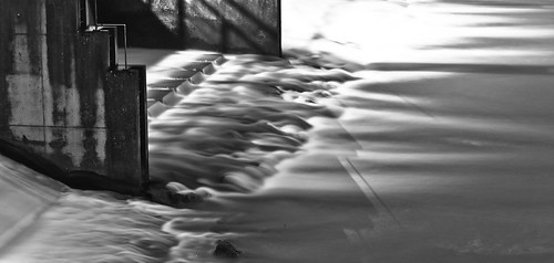 city longexposure light shadow blackandwhite water bulb architecture night river landscape concrete stream cityscape dam blurred nancy canon50mmf18 lorraine 500d meurthe saintmax