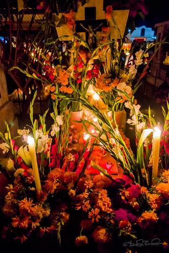 cemetery mexico oaxaca diademuertos candels ofrenda sdosremedios huajuapan size3x2 ©stevendosremedios