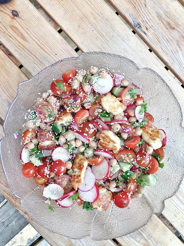 spicy chickpea salad with halloumi