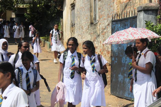 20130116_7398-Kandy-schoolgirls_Vga