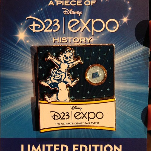 第一回D23 Expoのバナーを封入した、ピース・オブ・D23 Expoピン。