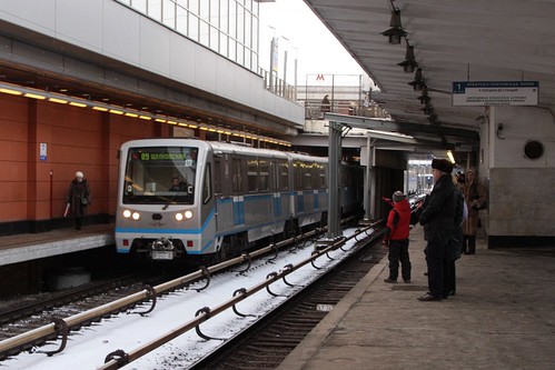 Moscow Metro train on line 3 arrives at Кунцевская (Kuntsevskaya) station