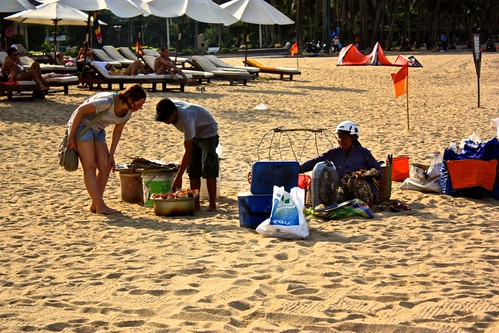 some tourists selecting seafood from a vendor in Nha Trang