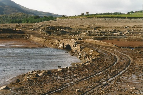 village drought submerged capel llyn tryweryn celyn