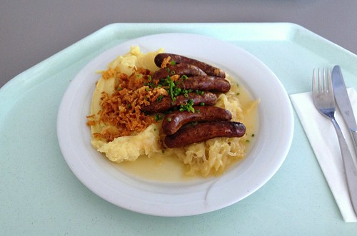 Nürnberger Rostbratwürste mit Sauerkraut & Kartoffelpüree /  Fried sausages with sauerkraut & mashed potatoes