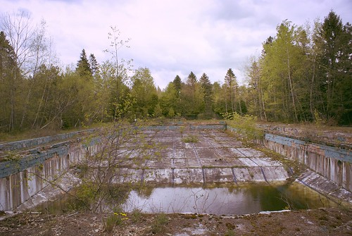 abandoned pool outdoor decay resort aged catskills grossingers borschtbelt