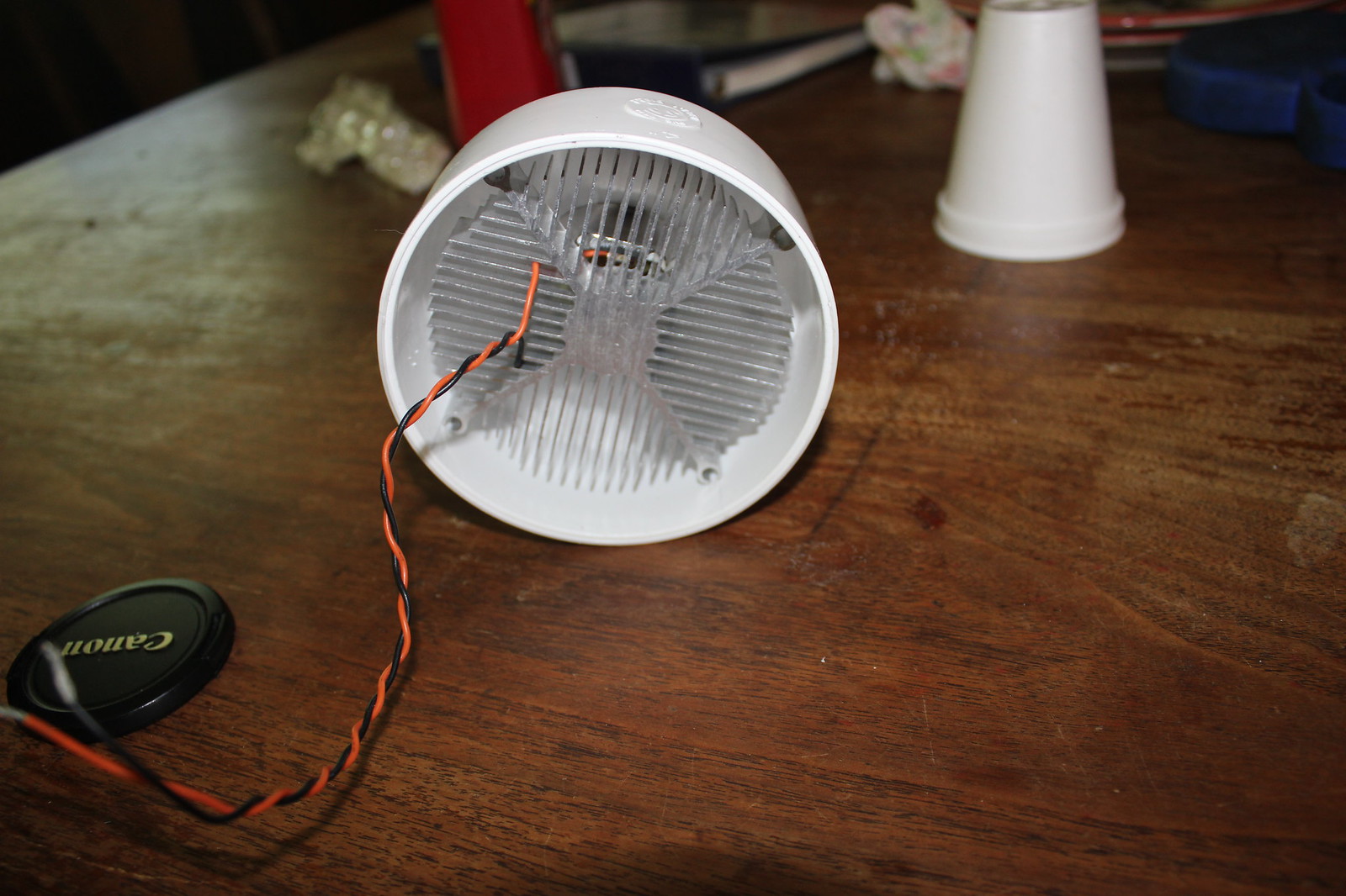 this heatsink/led is just push fit.. its actually tight enough to not need any screws to hold it in place.