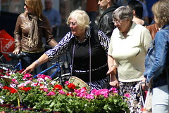 Dames zoeken bloemen uit op de markt