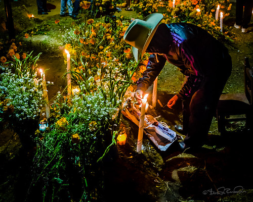 cemetery mexico oaxaca diademuertos candels ofrenda sdosremedios size4x5 ©stevendosremedios santamaríaatzompa