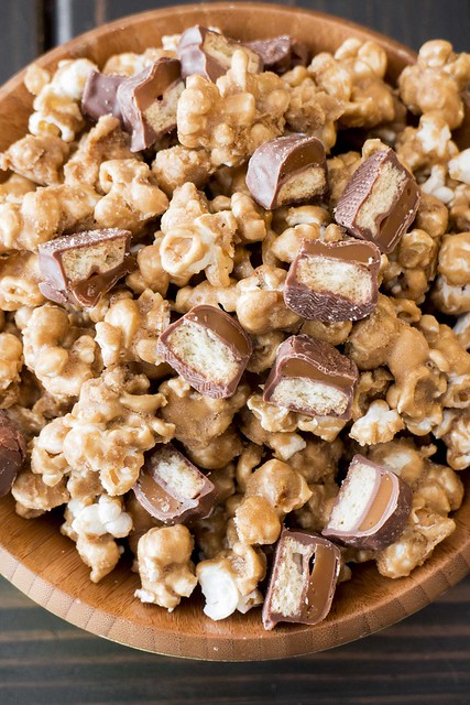 Caramel TWIX Popcorn, perfect for a movie night #snack! 