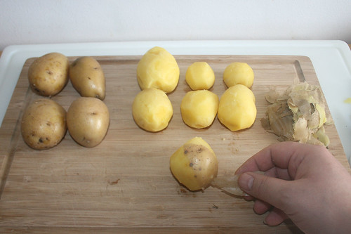17 - Kartoffeln schälen / Peel potatoes