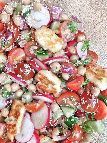 spicy chickpea salad with halloumi