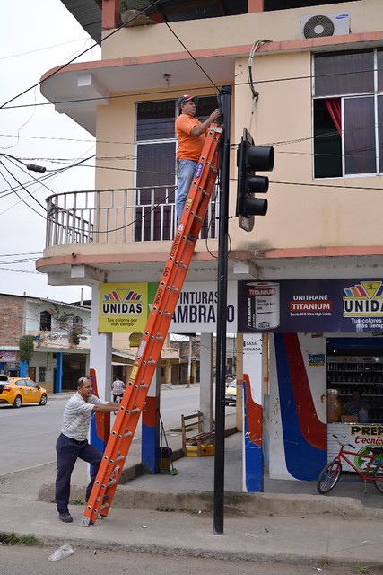 Dirección de tránsito ubica semáforos en la avenida Carlos Alberto Aray y Raymundo Aveiga