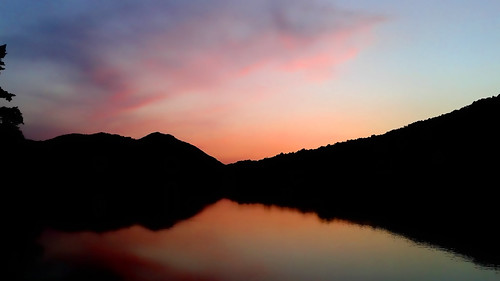 pink blue sunset lake mountains reflection silhouette clouds montagne lago tramonto nuvole blu rosa samsung pale riflesso omniaw