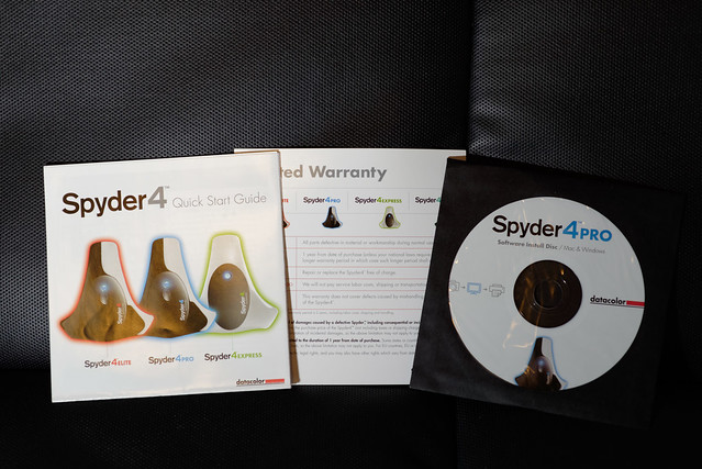 【Spyder 4 Pro】說明書、保證卡、與安裝光碟。可能出場有一陣子了，安裝光碟裡的軟體不是最新版本，但這不是大問題。