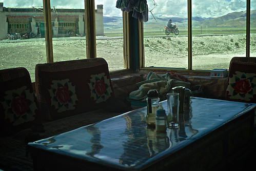 road travel people window silhouette table chair asia village desert action plateau altitude indoor tibet motorbike transportation moto tibetan 中国 chaise chine 50mmf14 xizang