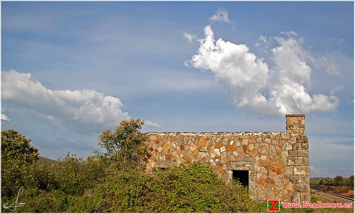 edificio nubes perspectiva canoneos humo zamora casilla chimenea abandonado castillayleón zarzas 1000d