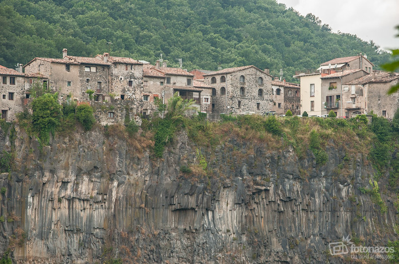 Castellfollit de la Roca, un pueblo colgado al borde de un precipicio