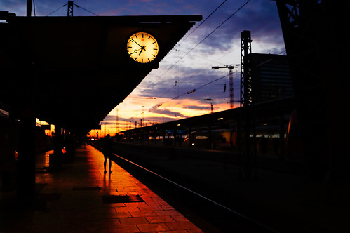 sunset sun clock is frankfurt bahnhof going down francfort uhr railstation