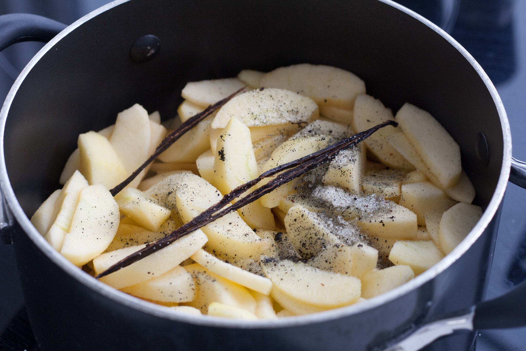Opskrift på hjemmelavet vaniljeprikket æblegrød