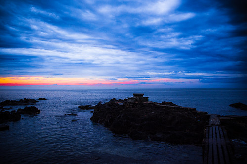 ocean sky cloud sunrise bench lights rocks colours 7am thehours