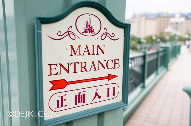 Tokyo Disneyland - Entrance Plaza / Maihama Gateway
