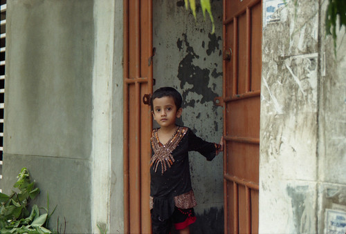 film analog children kid child candid nikonfm10 fujifilm dhaka bangladesh banasree candidportrait childportrait kidportrait 3570mmf3548 fujicolorc200 dhakadivision epsonv330 sheikhshahriarahmed