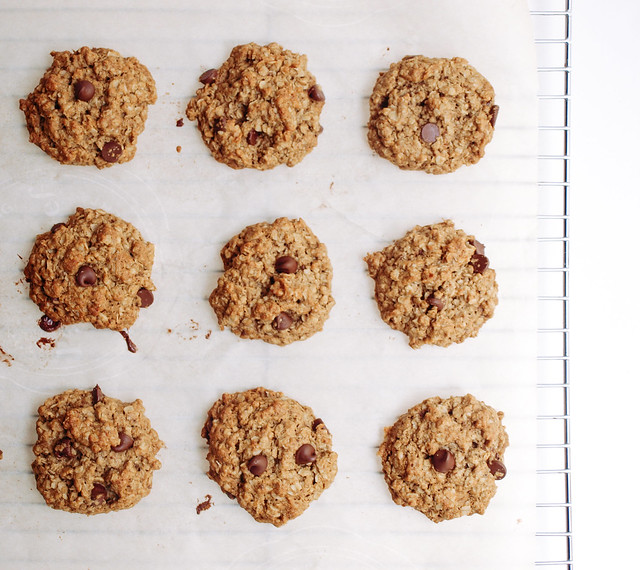 DAMN DELICIOUS CHOCOLATE CHIP OATMEAL COOKIES: Gluten Free Version