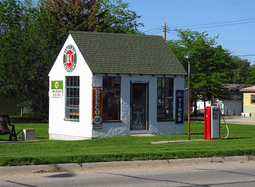 building history architecture vintage midwest nebraska roadtrip gasstation servicestation ainsworth
