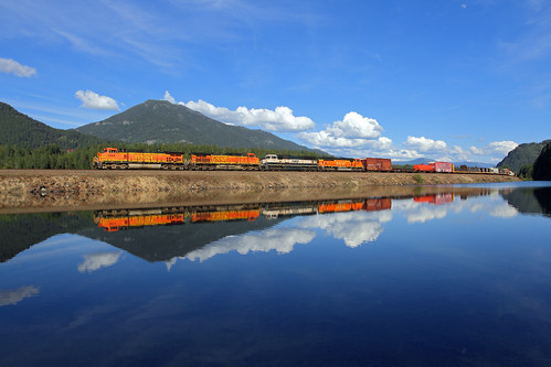 railroad heron water clouds train montana mt ge bnsf refection fill freighttrain clarkfork dash9 noxon c449w cabinetgorgereservoir trainnohgalpas