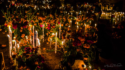 cemetery mexico oaxaca diademuertos candels ofrenda sdosremedios size1x2 ©stevendosremedios santamaríaatzompa
