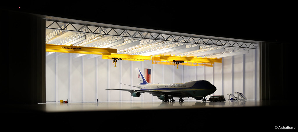 In the hangar: Air Force One! - DA.C