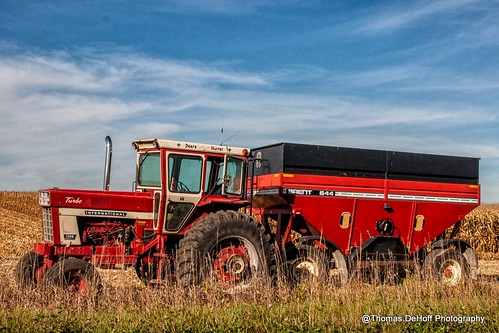 red tractor sony iowa ih 1566 a700
