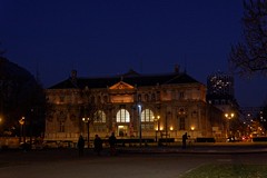 La Place Verdun de Nuit et ses beaux anciens bâtiments mis en valeur