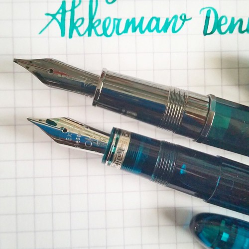 Section comparison to the #Omas #arteitaliana and #ogivaalba - I have to say the metal section looks stunning but the cotton resin section feels better in hand in a prolonged writing session. #fpgeeks #funtainpen #fountainpen #fountainpenporn #comparison